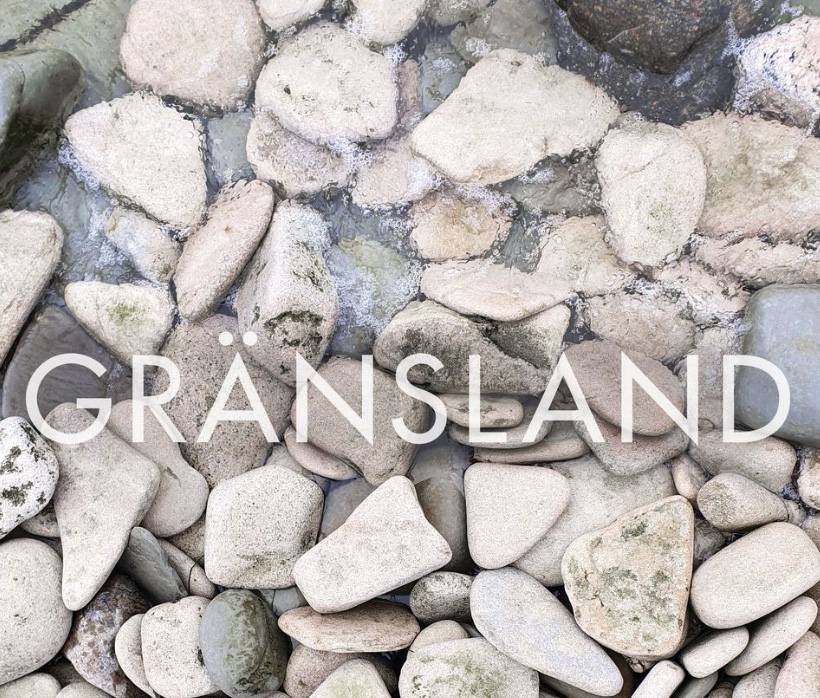 Gränsland utforskar mellanrum mellan strandkant och flytande gräns, mellan fast mark och okänt djup både som plats och som känsla.